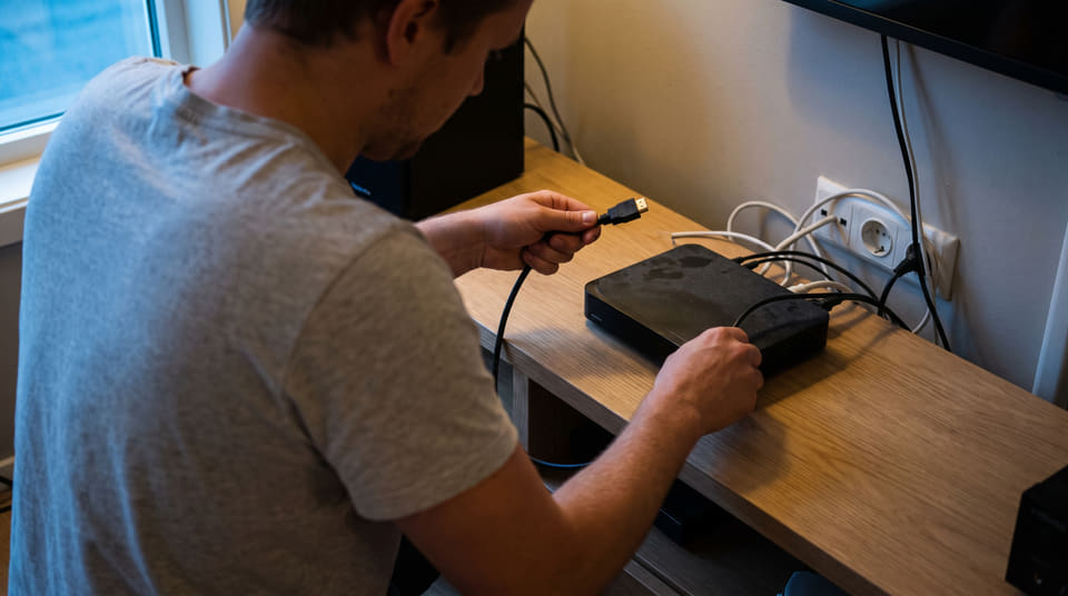 Den nye ekomloven gjør at du kan si opp TV-pakken og beholde bredbåndet. Men husk å levere tilbake TV-boksen, ellers risikerer du tusenvis av kroner i straffegebyr.