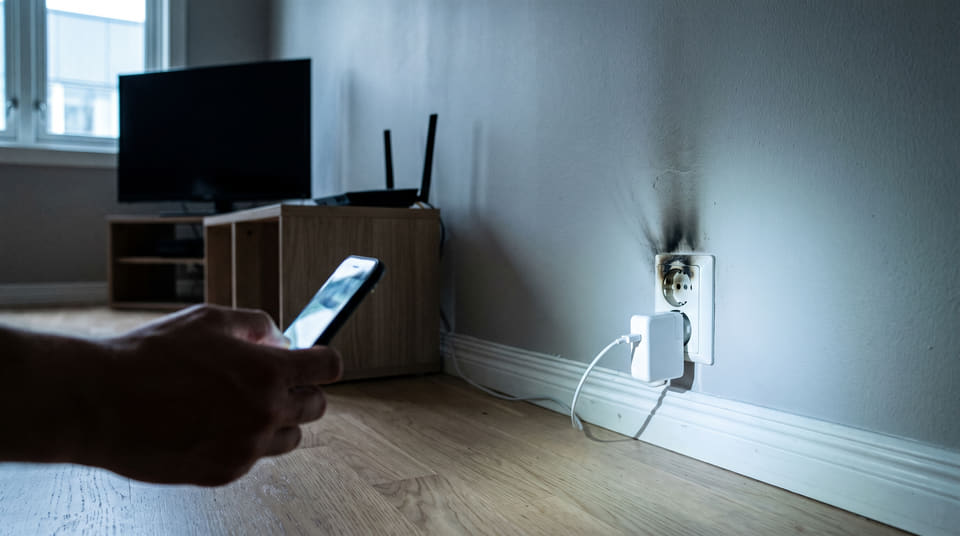 Får du avkorting om støpselet står i under tordenvær? Les om regler for lynskade på elektronikk og hvordan egenandelen på innboforsikringen fungerer.