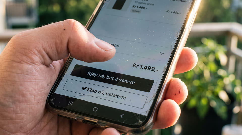 Delbetaling i nettbutikken kan bli dyrt. Lær hvordan skjulte gebyrer fungerer og hvorfor et vanlig kredittkort ofte er et billigere alternativ for deg.