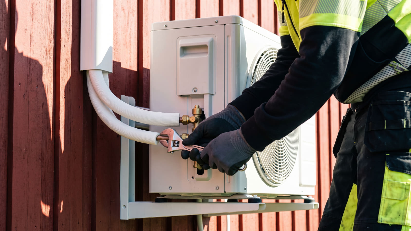 Det er ulovlig å montere varmepumpen selv. For å sikre trygg drift og bevare garantien, kreves det at installasjonen utføres av en montør med gyldig F-gass-sertifikat.