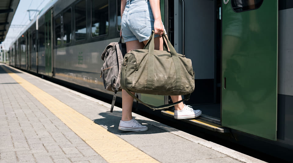 Mange studenter tror reiseforsikringen gjelder når de tar toget hjem. Reisen mellom hybel og foreldrehjem regnes imidlertid ofte som en hverdagsreise uten dekning.