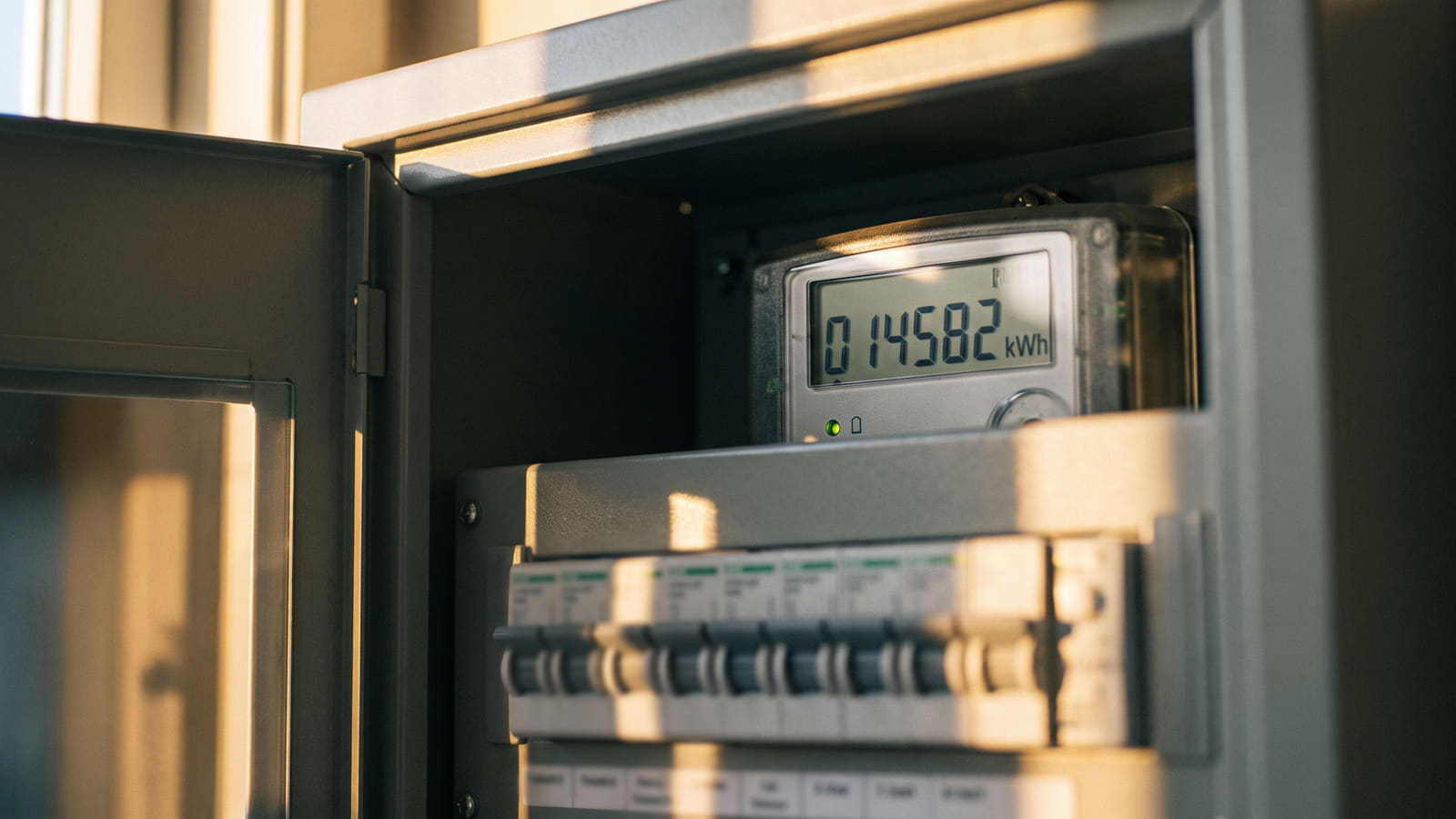 Med over 100 strømleverandører på markedet er det viktig å ha kontroll på forbruket. AMS-måleren i sikringsskapet registrerer nøyaktig hvor mange kilowattimer husstanden trekker.