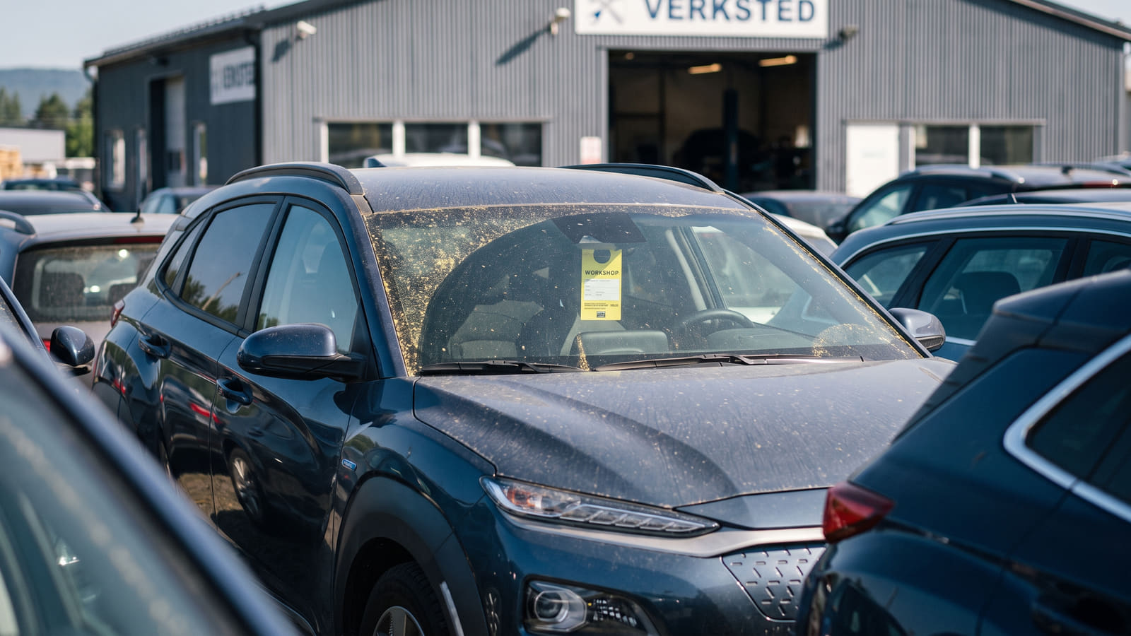 Delekrisen gjør at mange elbiler blir stående i ukesvis på verksted. Da er det avgjørende å ha en bilforsikring som dekker leiebil i hele reparasjonstiden.