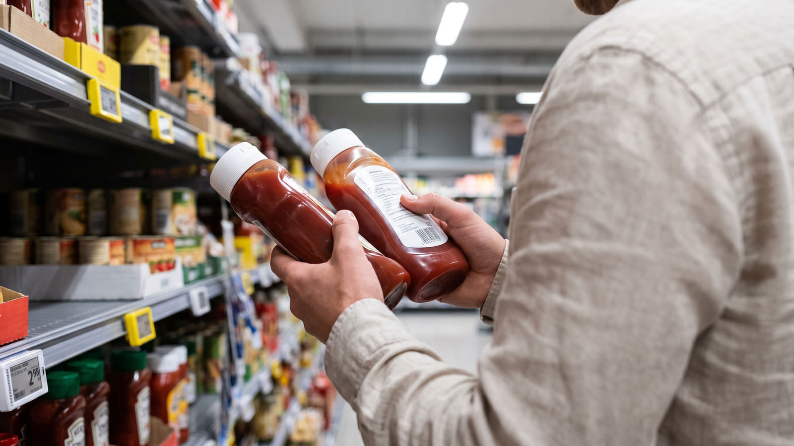 Er billigmerker i butikken et kupp? Lær å lese ingredienslisten for å unngå å betale for vann, og se hvordan du kan spare tusenlapper på faste utgifter.