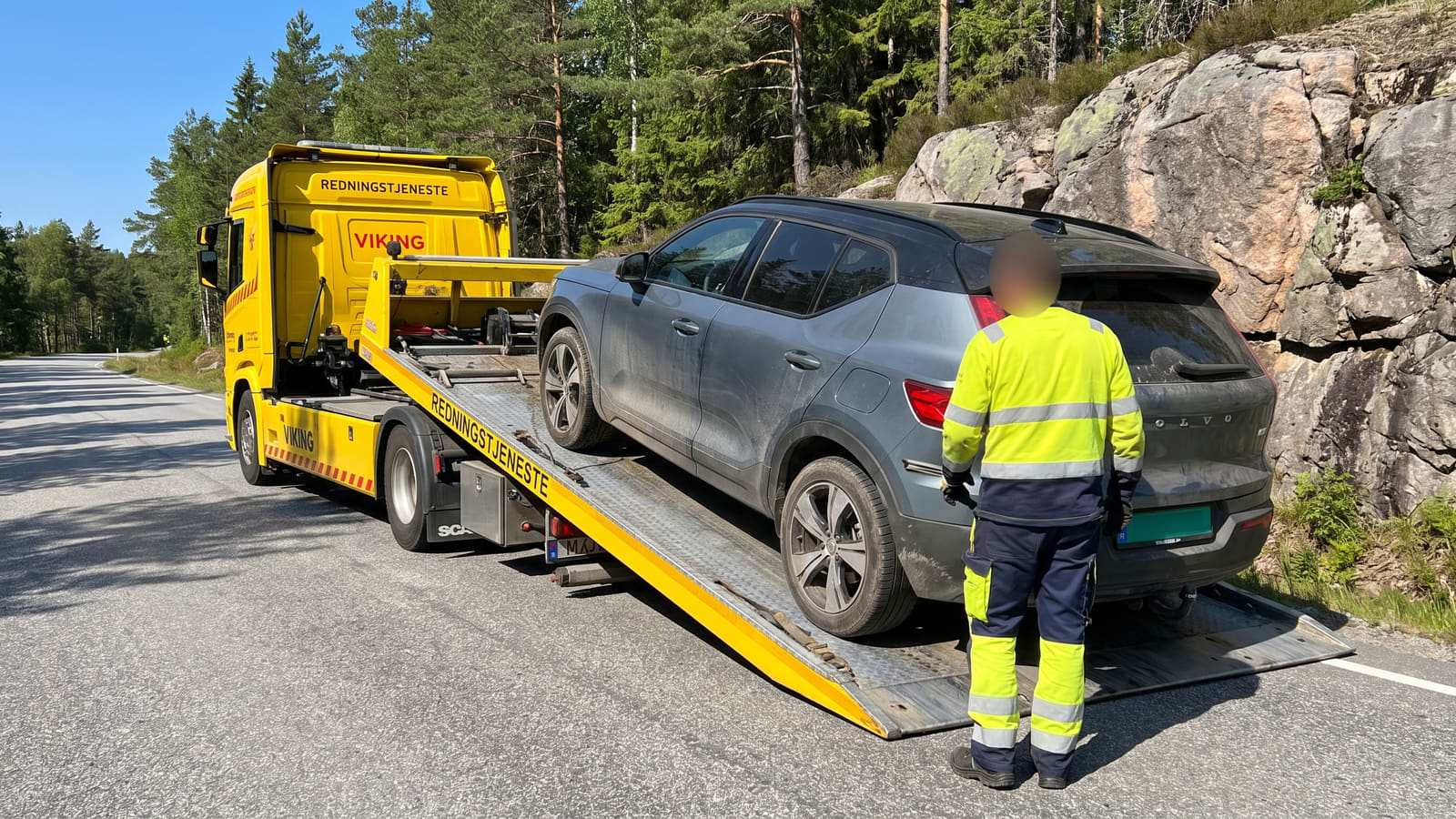 Gått tom for strøm? Se hva veihjelp koster hos If, Gjensidige og Tryg. Vi forklarer regler for egenandel, bonustap og hvor bilen blir tauet.
