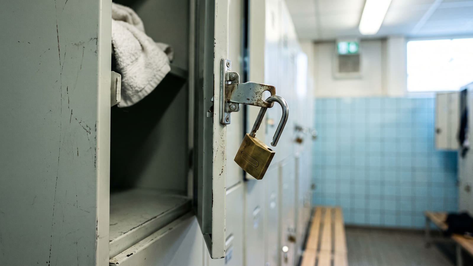 Dekker reiseforsikringen smartklokken din? Lær om beløpsgrenser, feller ved tyveri fra garderobe og når du faktisk trenger verdisakforsikring.