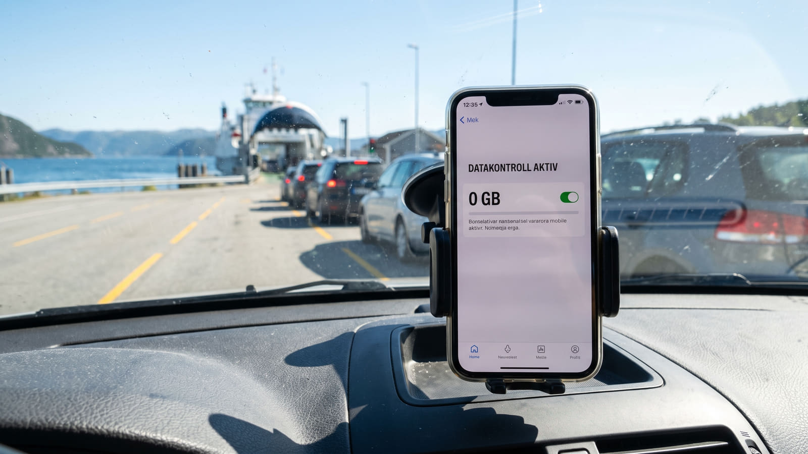 Skal barnet få sin første mobil? Les hvordan du sperrer for databruk og innholdstjenester for å unngå dyre regninger. Finn trygge mobilabonnement på Bytt.no.