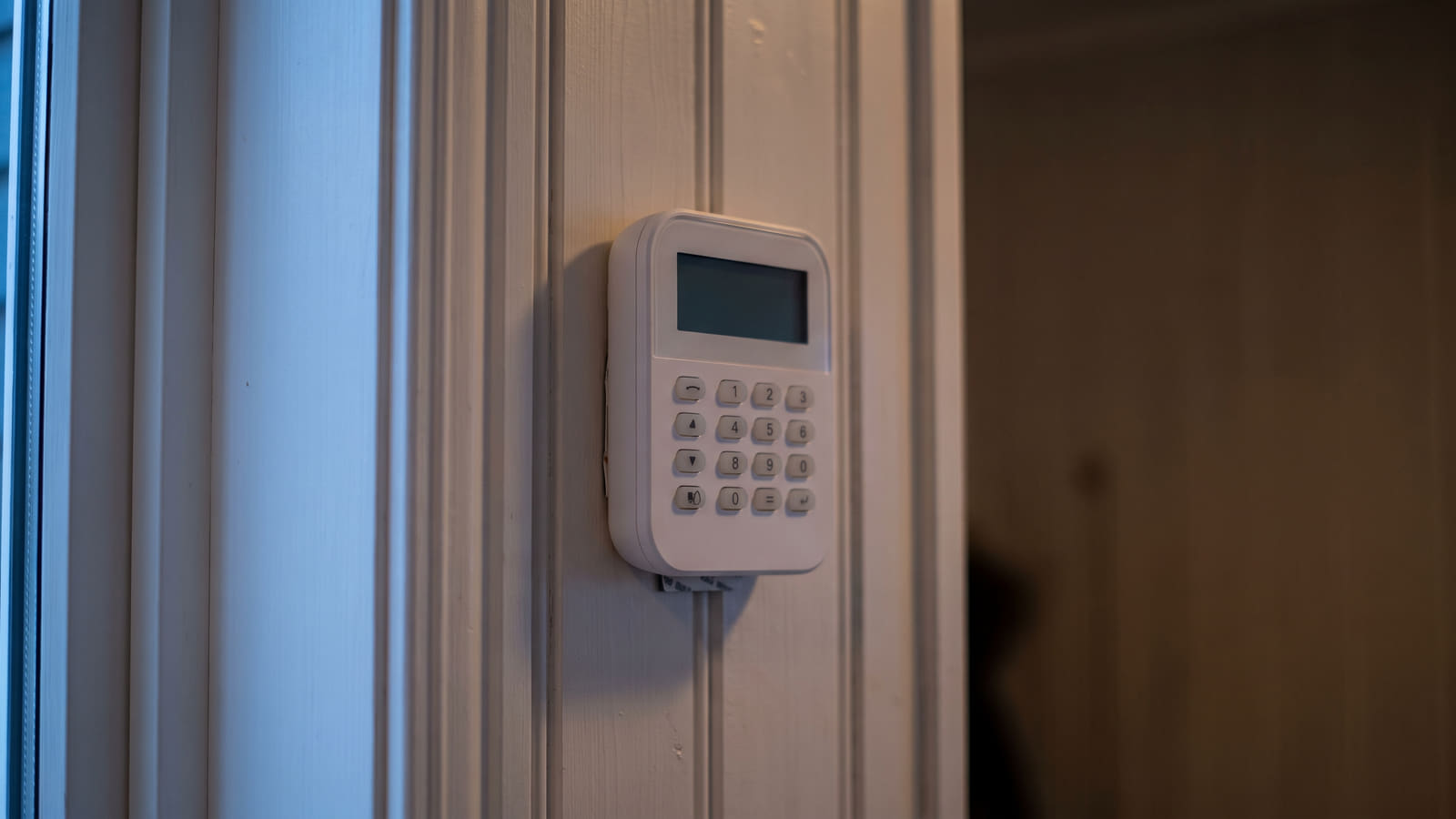Mange nordmenn velger å montere smarthus-alarmer selv for å spare penger. Fra 2026 gir imidlertid slike anlegg uten abonnement null i rabatt på innboforsikringen.