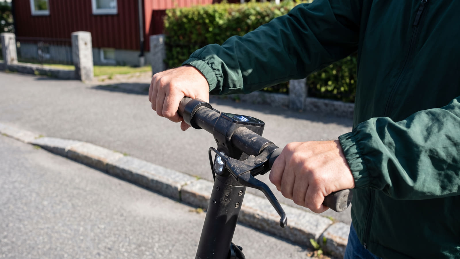Mangler elsparkesykkelen forsikring, eller er den trimmet? Les om reglene, millionansvar ved ulykker og hvordan du enkelt forsikrer kjøretøyet lovlig.