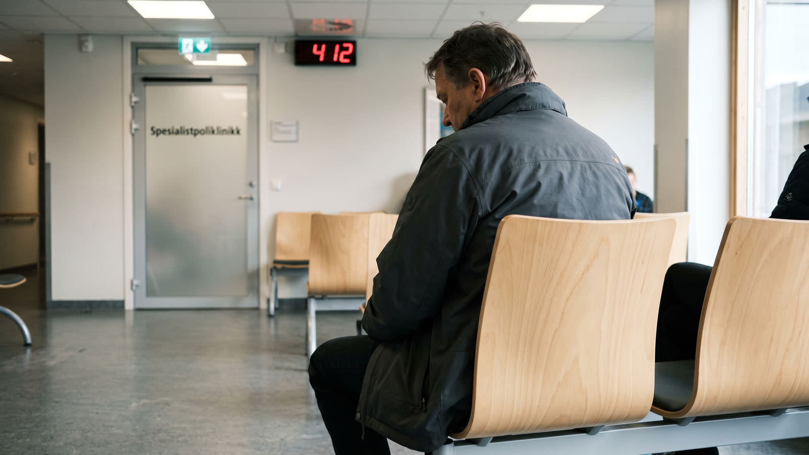 Hva dekker egentlig ikke privat helseforsikring? Lær om akuttbehandling, 90 dagers karenstid og unntak for kroniske lidelser før du kjøper.