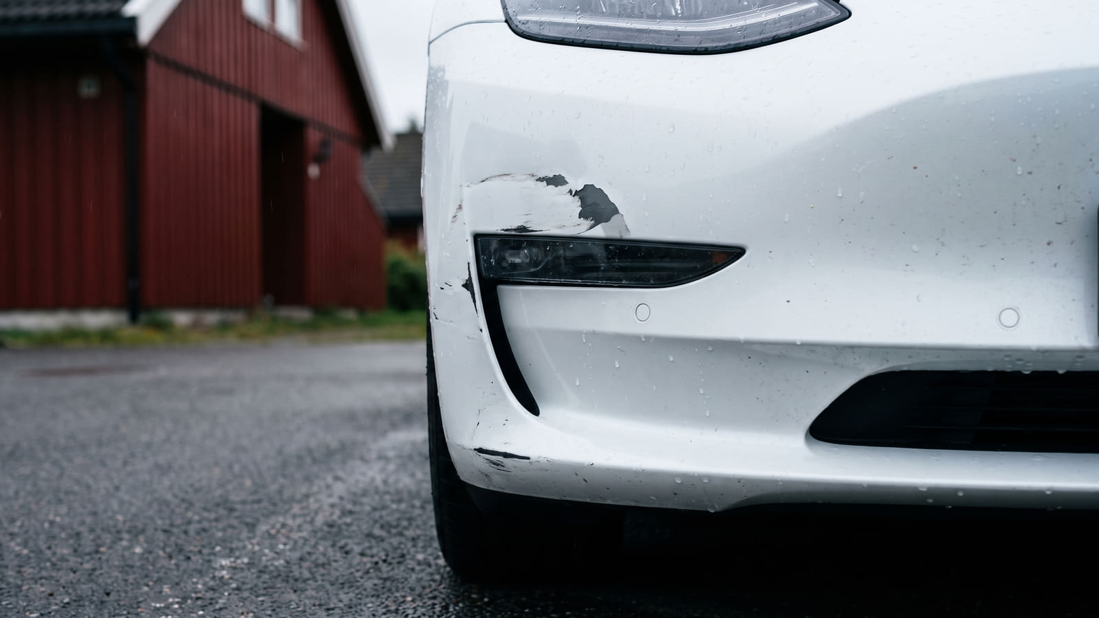 Moderne elbiler er fulle av dyr sensorteknologi. Selv en liten parkeringsbulk kan fort koste titusenvis av kroner å reparere, noe som driver opp prisen på bilforsikring.