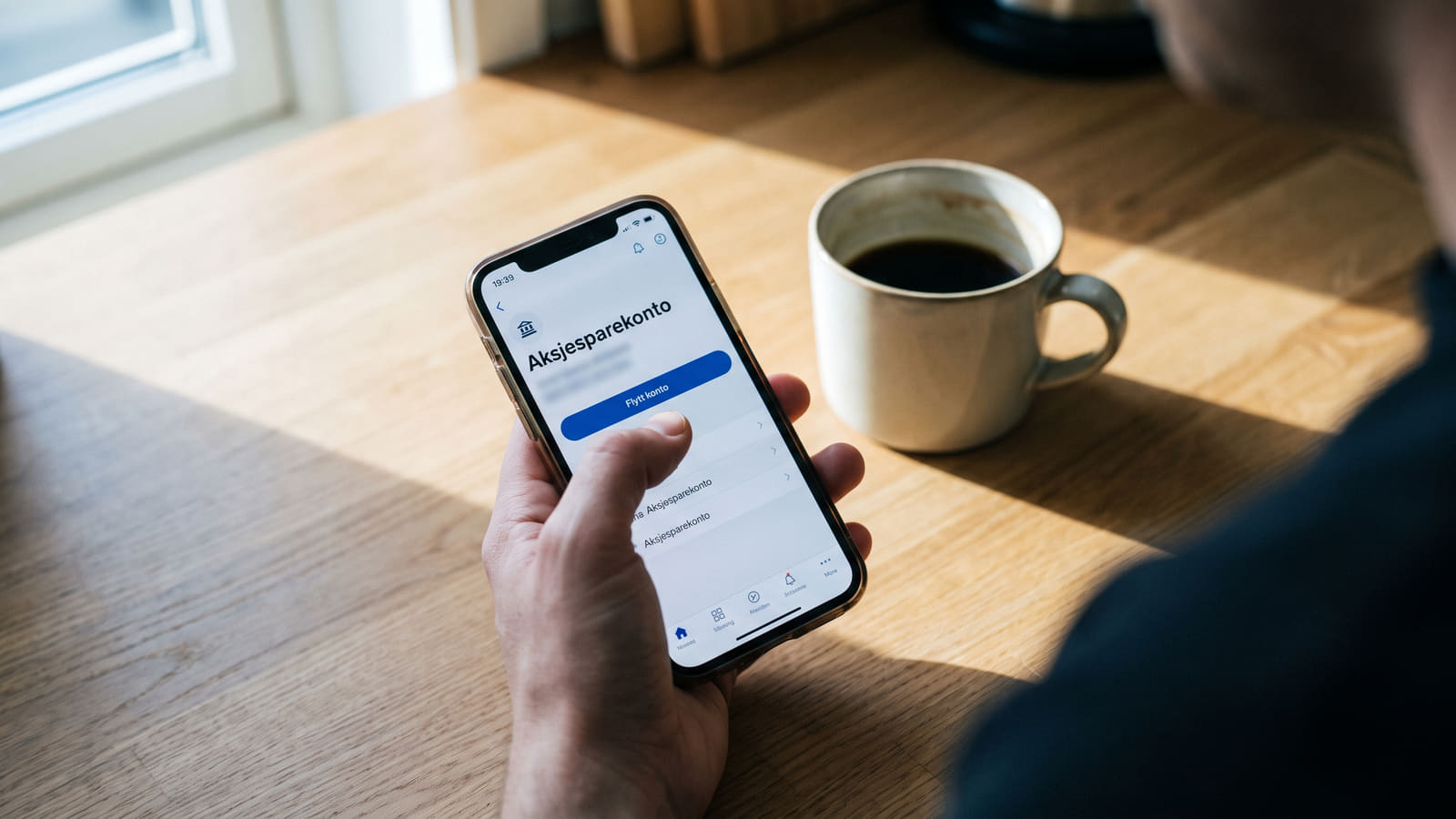 Mange nordmenn taper store summer på dyre gebyrer. Å flytte aksjesparekontoen til en billigere bank gjøres enkelt digitalt, og kan spare deg for tusenvis av kroner.