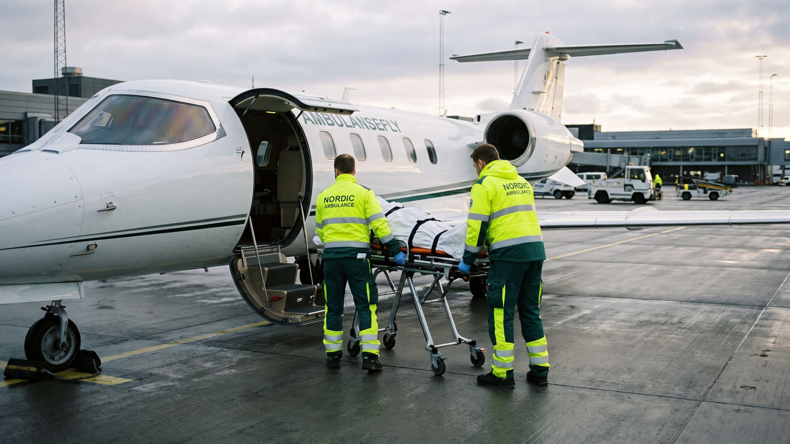 Vippser du en venn for flybilletten? Da mister du fort reiseforsikringen på kredittkortet. Se reglene du må kjenne til for å unngå millionregning.