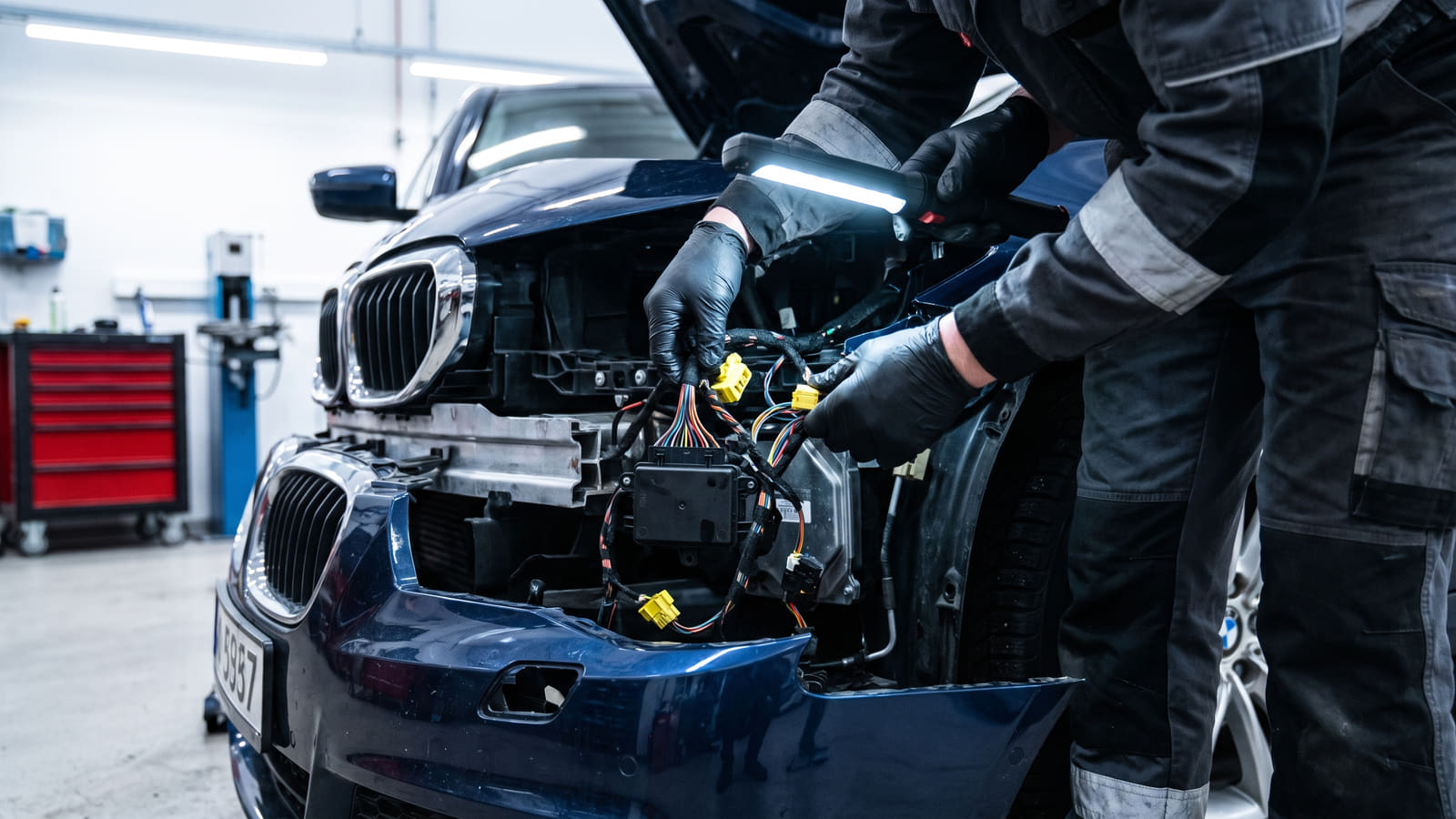 BMW 3-serie er dyr å forsikre grunnet høye reparasjonskostnader. Se hvordan du velger riktig dekning og sammenligner priser for å unngå prissmellen.