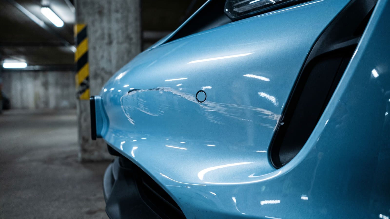 Skal du forsikre Volvo EX30? Her er tipsene for å unngå høye premier, utnytte sikkerhetsrabatter og finne de beste vilkårene for batteri og motor.