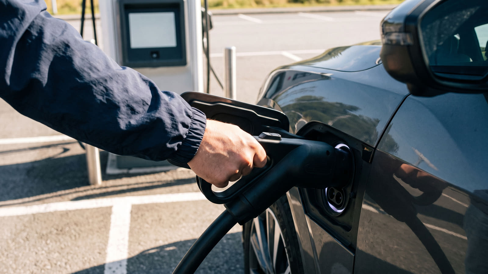 Finn den beste forsikringen til din Audi Q4 e-tron. Vi viser deg hvordan du sikrer batteriet i opptil 12 år og hvor du finner de beste vilkårene.