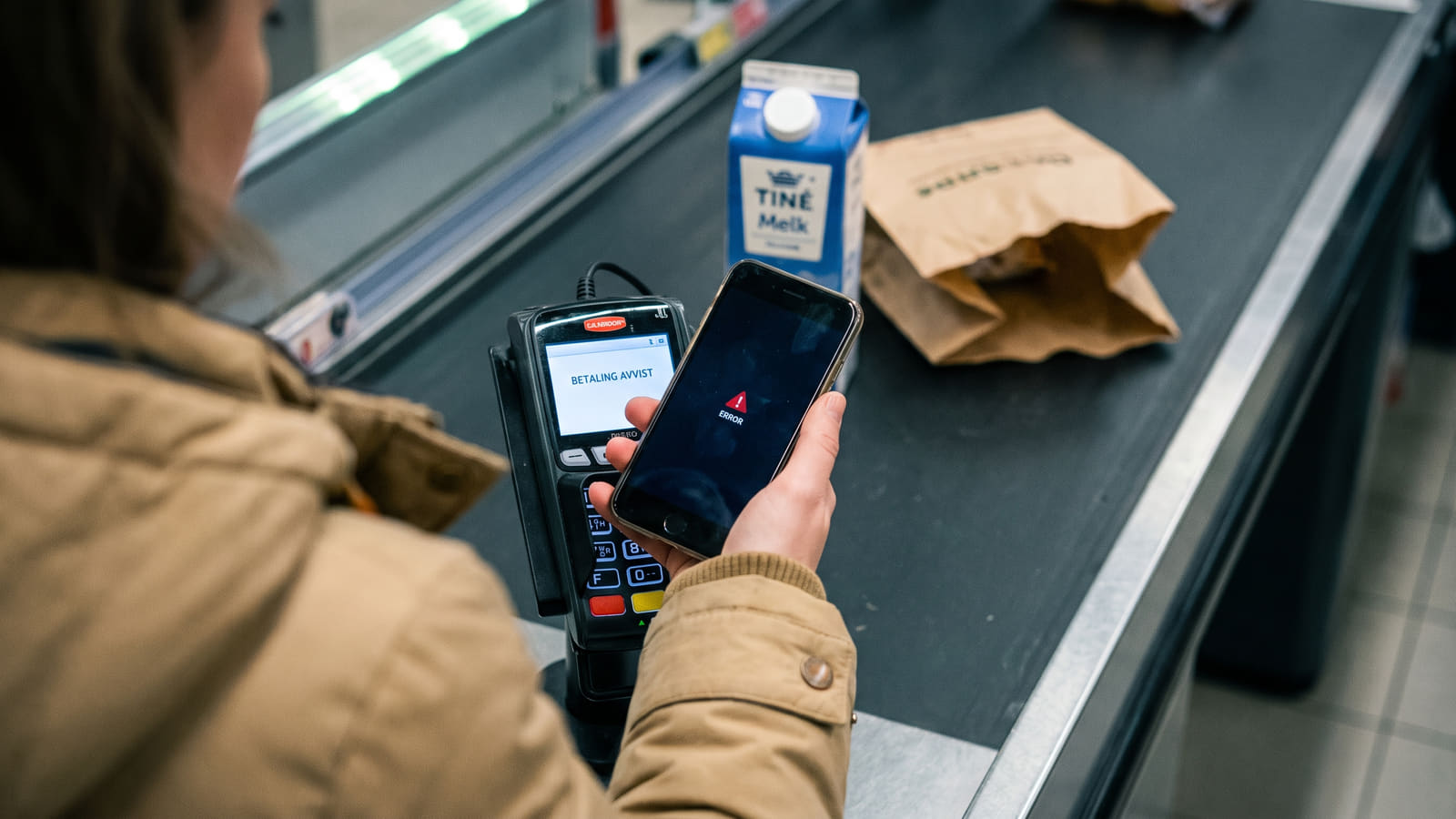 Kan du tæppe med Vipps i butikken? Se hvilke banker som støtter kontaktløs betaling med mobilen, og lær hvordan du enkelt bytter til en mer moderne bank.