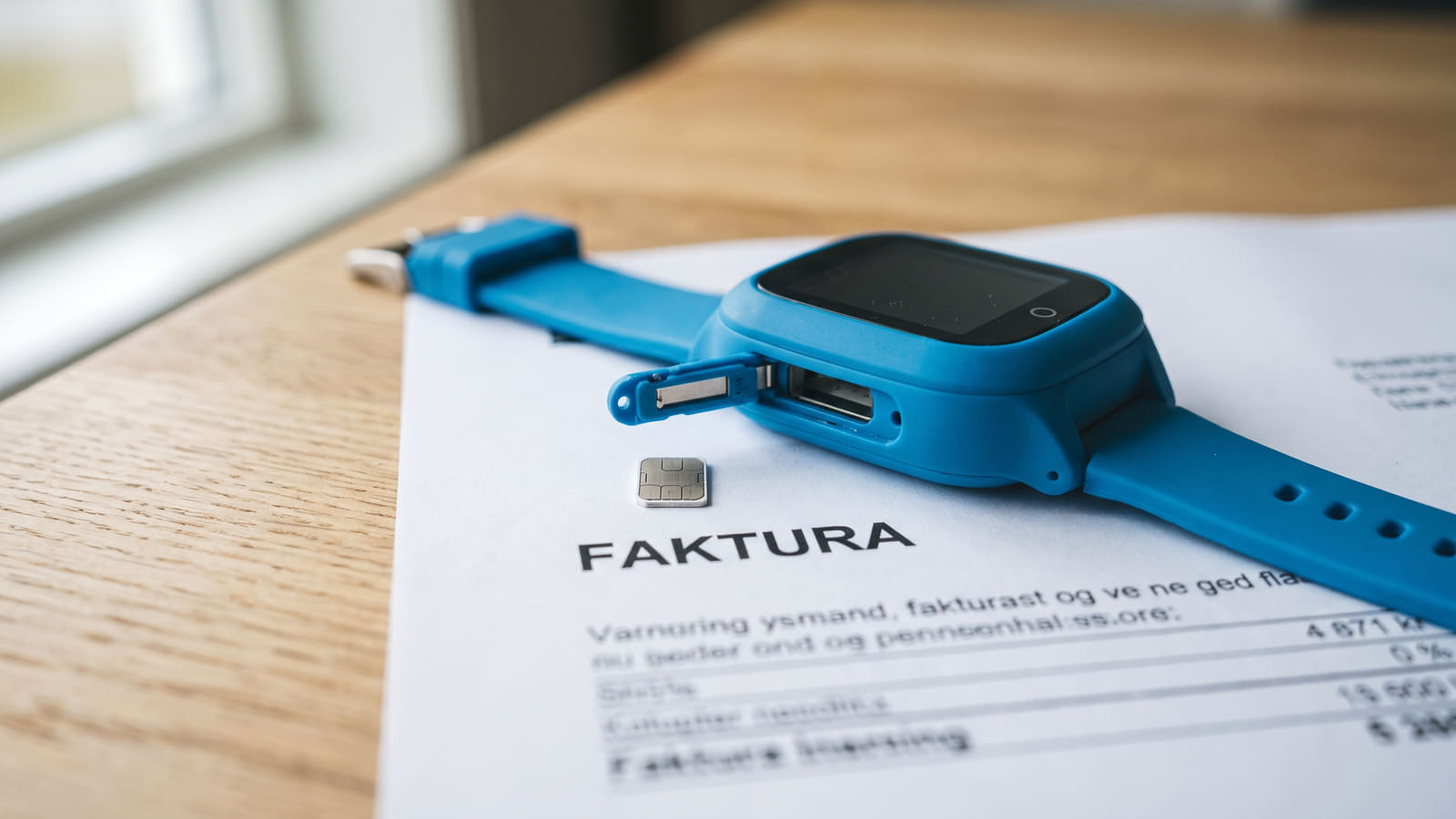 Mange foreldre betaler for mye for barnets GPS-klokke. Lær hvordan du unngår dyre gebyrer og finner det billigste mobilabonnementet til barneklokken her.