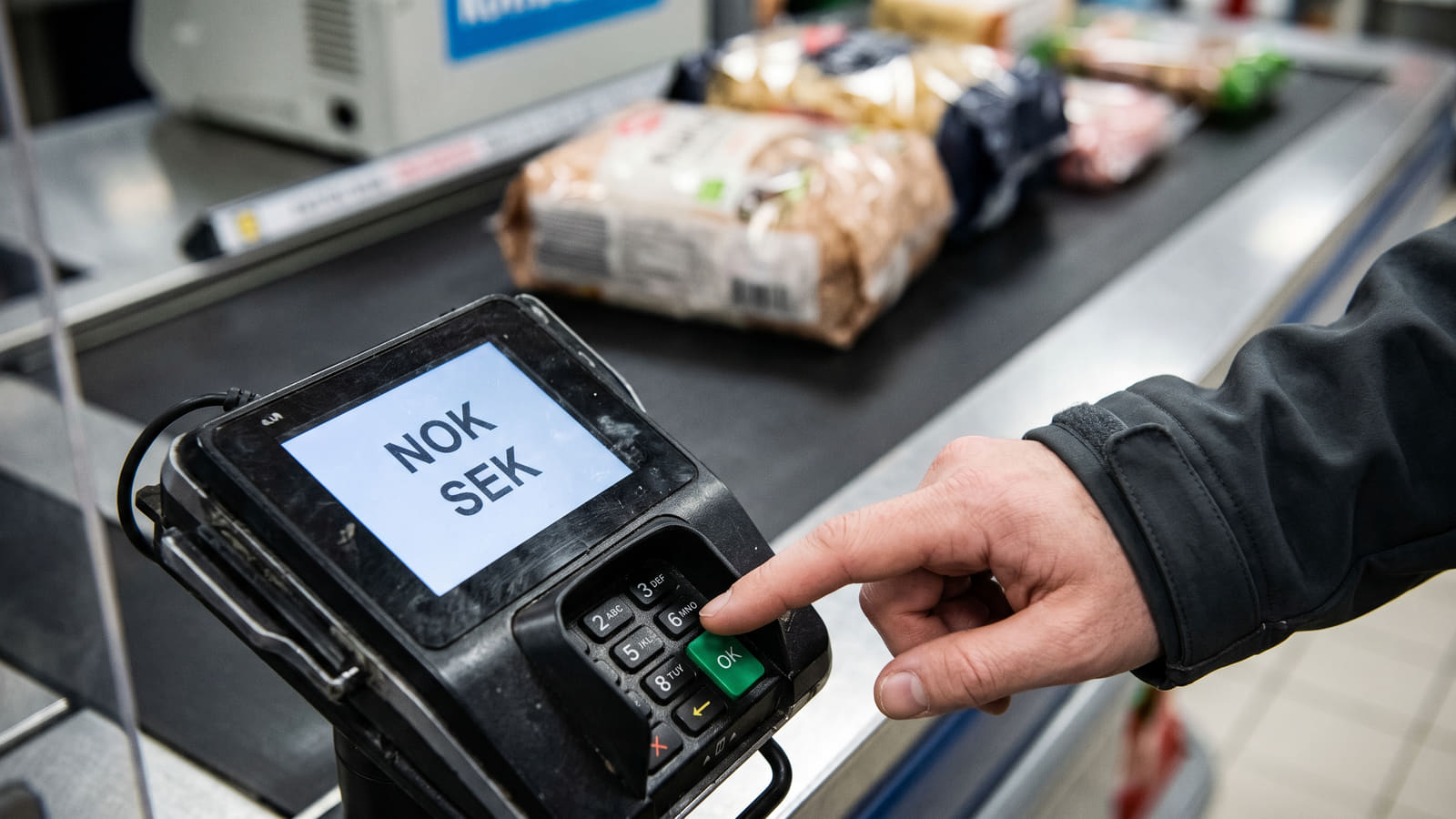 Valget du tar på betalingsterminalen i Sverige kan koste deg dyrt. Velger du norske kroner, taper du penger på dårlig vekslingskurs. Trykk alltid på den grønne knappen for SEK.