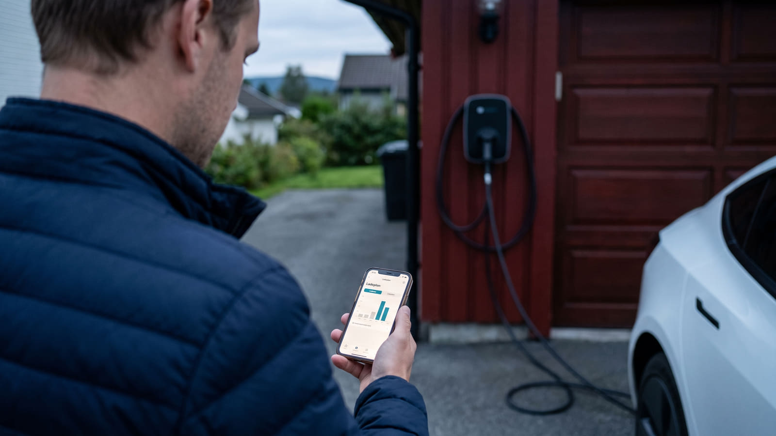 Mange bruker apper for å smartlade elbilen når strømmen er billigst, men glemmer at for rask lading kan føre til et dyrere kapasitetstrinn på nettleien.