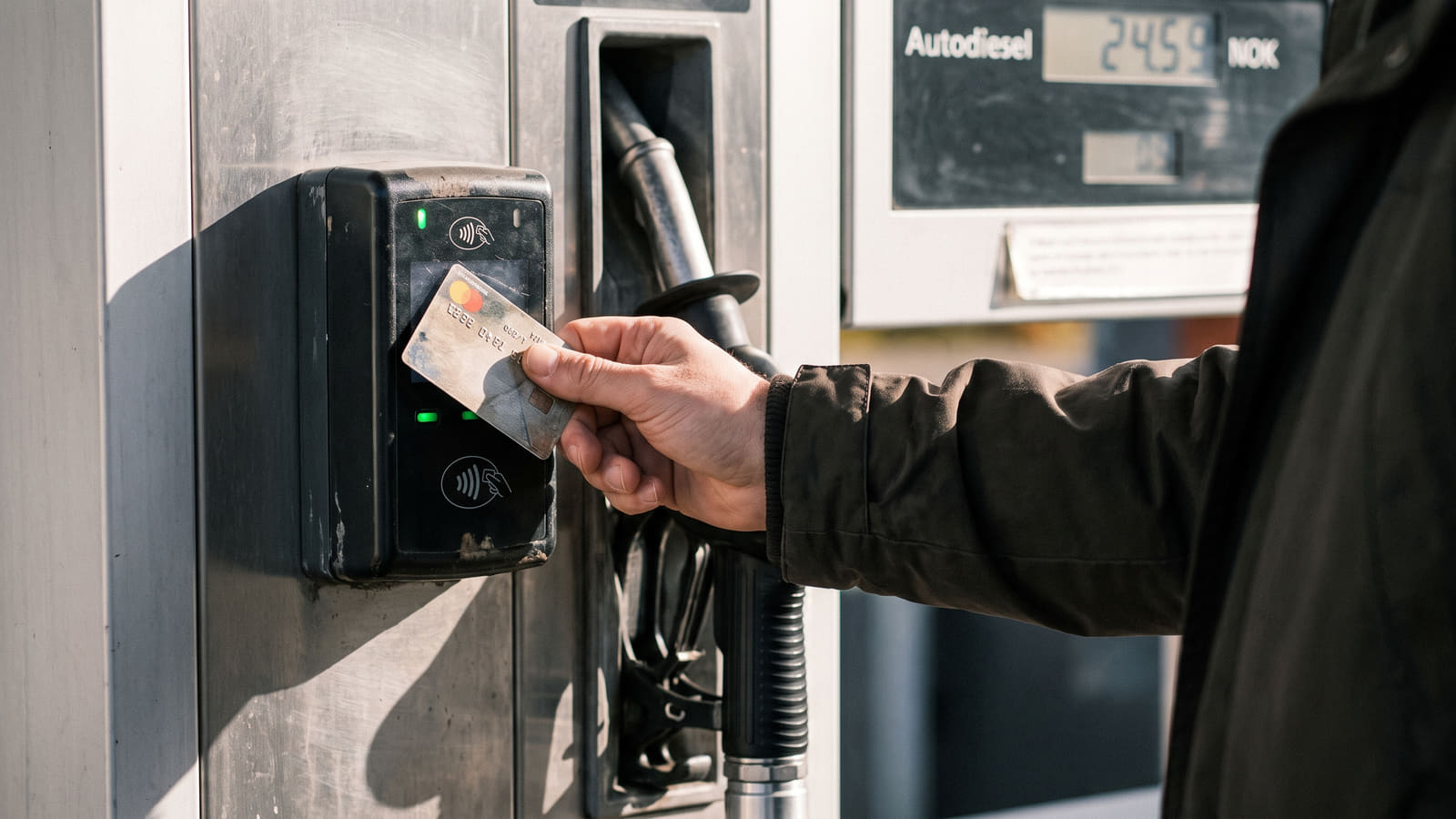 Spar penger på diesel med riktig drivstoffkort. Vi viser deg hvilke kort som gir best rabatt på pumpepris og hvordan du unngår de skjulte beløpsgrensene.