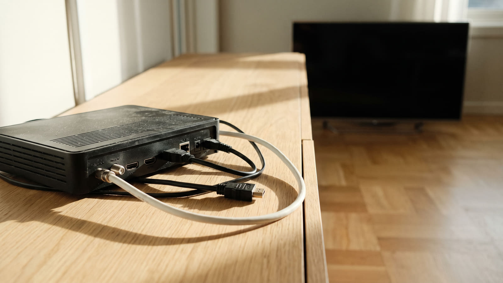 Betaler du for TV-kanaler du ikke bruker? Les om din rett til å velge kun bredbånd, se prisforskjeller hos leverandørene og unngå dyre oppsigelsesfeller.