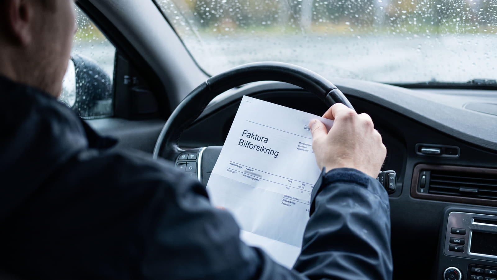 Prisen på bilforsikring har skutt i været det siste året. Mange tviholder på samlerabatten i frykt for å tape penger, og betaler dermed tusenvis av kroner for mye.