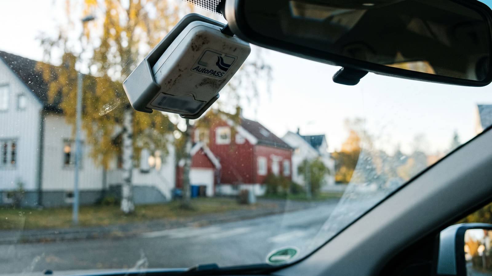 Unngå å betale for andres bompasseringer og forsikring. Her er oversikten over avtalene du må si opp manuelt når du flytter eller selger bil.