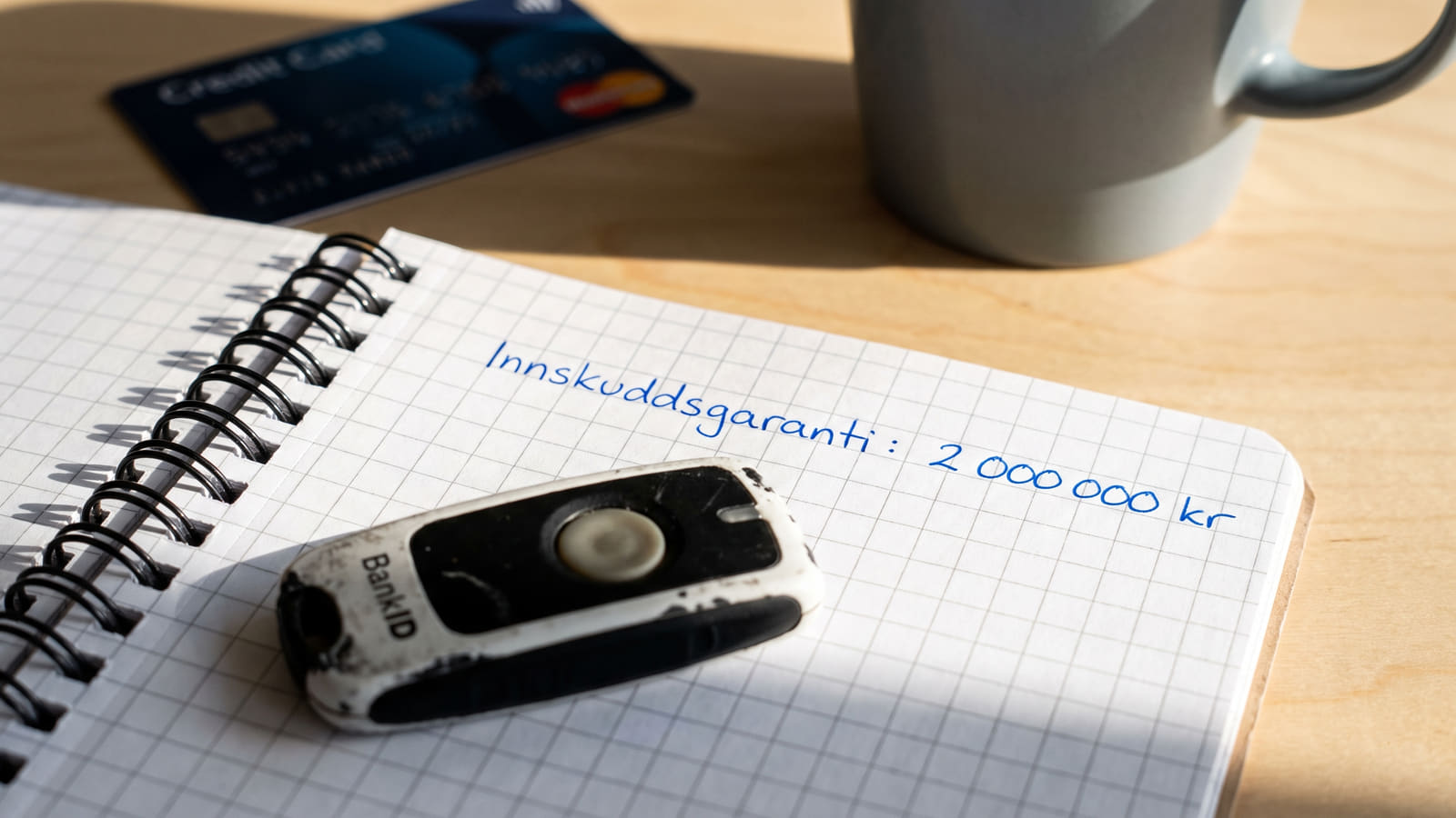 Få bedre rente på sparepengene uten å bytte hovedbank. Lær hvordan innskuddsgarantien fungerer, unngå konsesjonsfellen og sikre millionene dine.