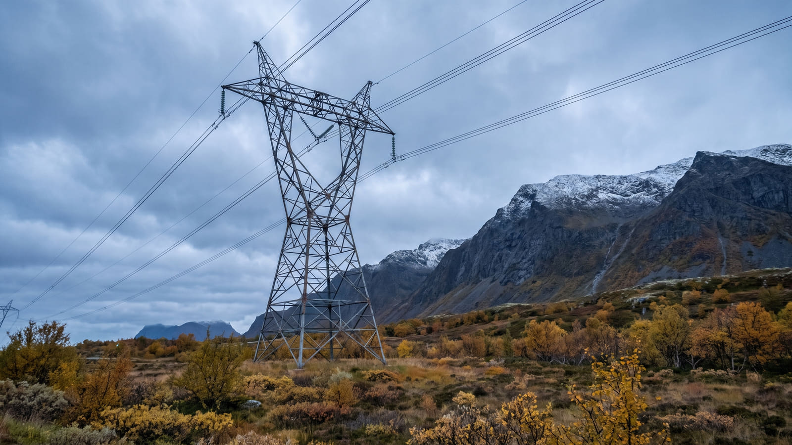 Lurer du på om Norgespris lønner seg i Nord-Norge? Se forskjellene på Norgespris og spotpris med strømstøtte, og unngå fellene før du binder deg.