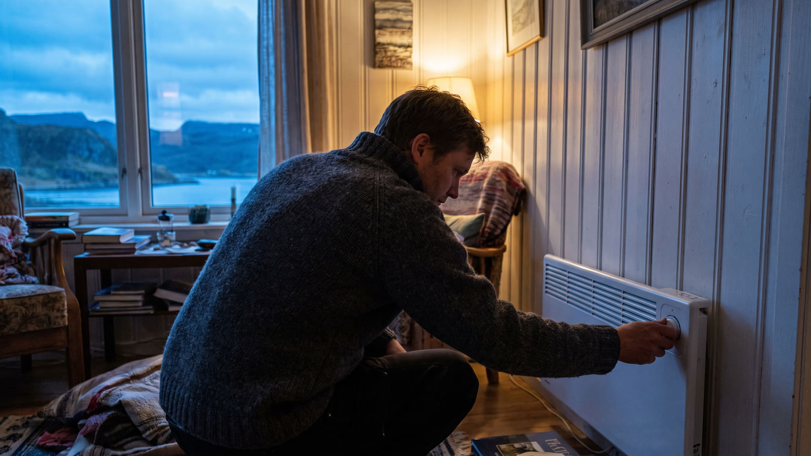 Når kulda setter inn, står strømkunder i Nord-Norge overfor et viktig valg. Ekspertene advarer nå mot statens fastpris, og anbefaler å beholde vanlig spotpris.