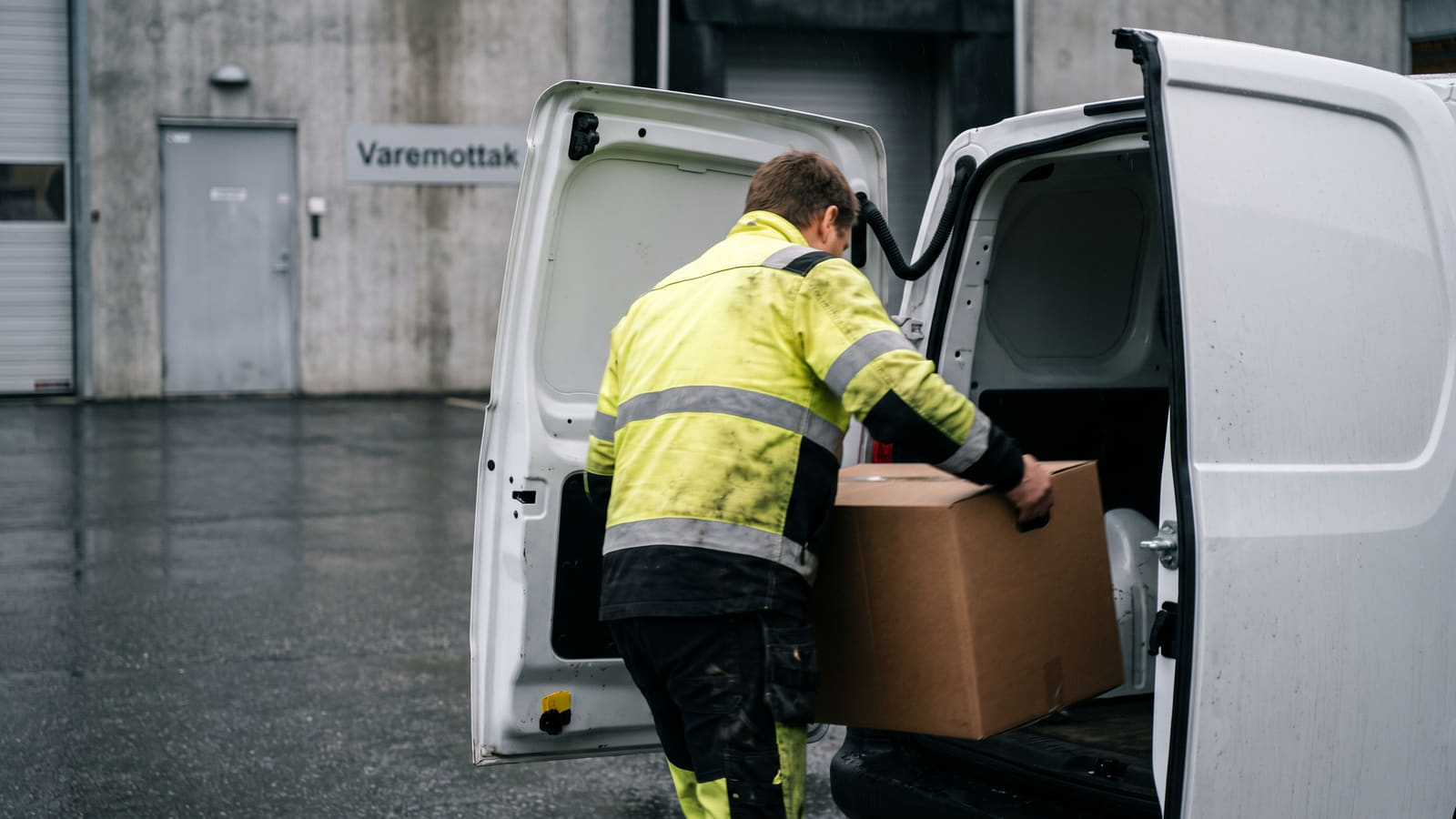 Varetransport har strenge lovkrav for bedrifter. Fra 2026 kreves HMS-kort for sjåfører av mindre varebiler, og riktig transportforsikring er kritisk for å unngå økonomisk tap.