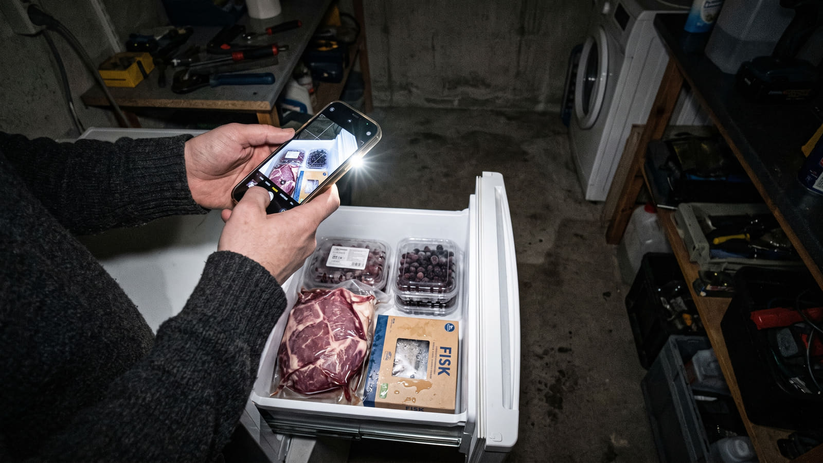 For å få dekket ødelagt mat etter et strømbrudd, krever forsikringsselskapene dokumentasjon. Husk å ta tydelige bilder av innholdet i fryseren før du kaster maten.