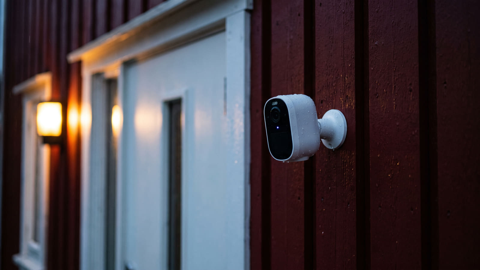 Stadig flere velger å montere smarthus-alarmer selv for å spare penger, men mangelen på vekterutrykning og forsikringsrabatt gjør at valget krever nøye vurdering.