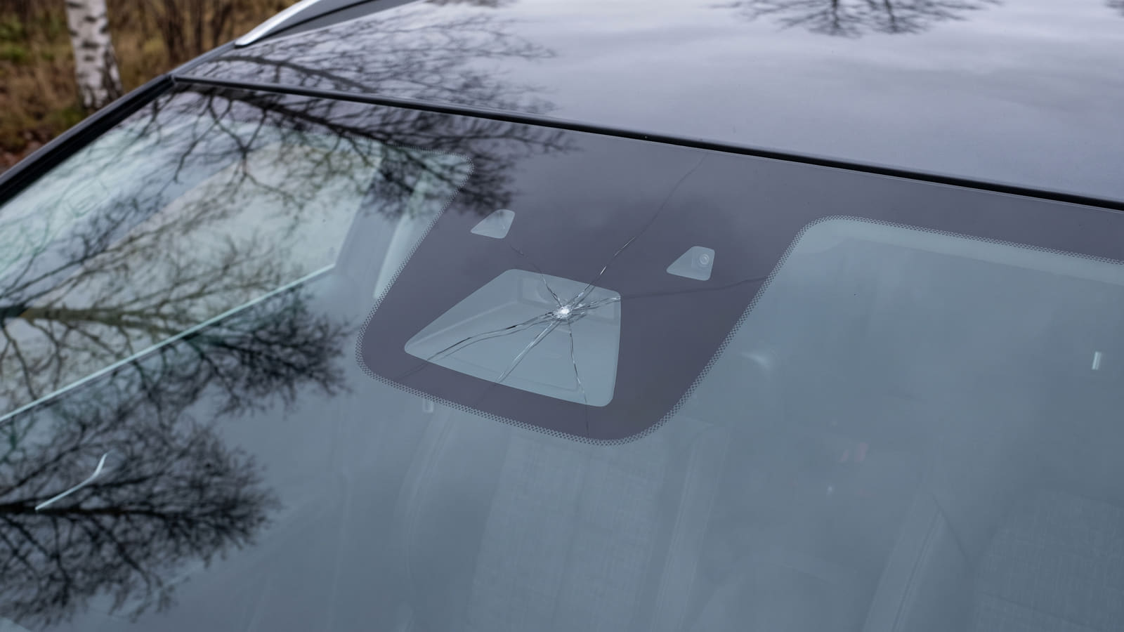 Frontruter er ikke lenger bare glass, men fulle av avansert teknologi. En liten sprekk kan fort koste opp mot 50 000 kroner å reparere på moderne biler.