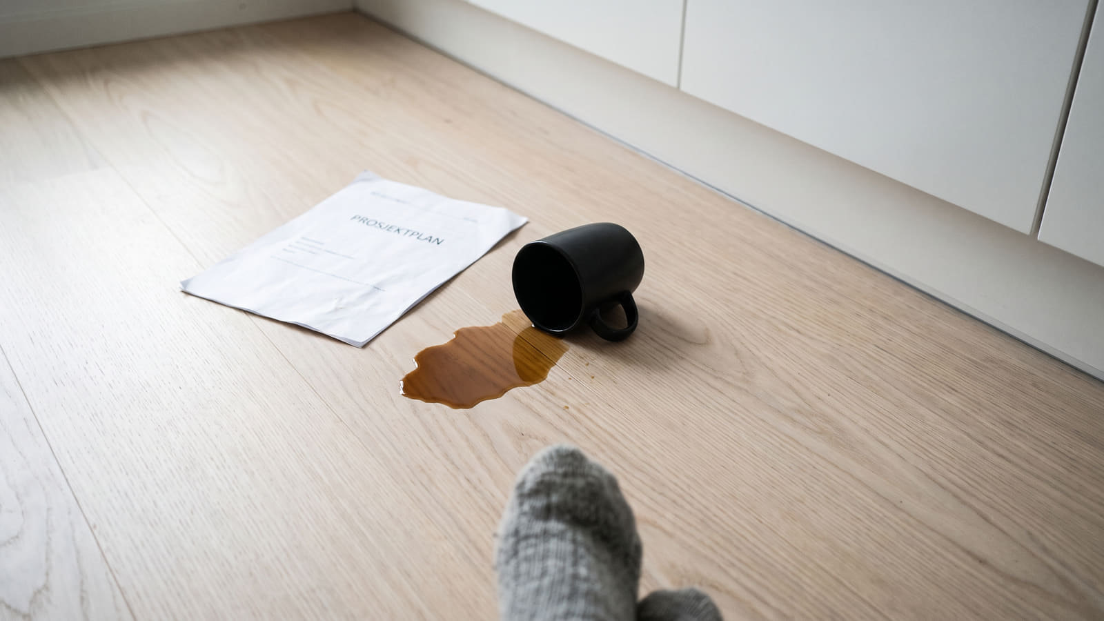 Skader på hjemmekontoret, som å snuble på vei til kaffemaskinen, dekkes normalt ikke av yrkesskadeforsikringen. En kollektiv ulykkesforsikring tetter dette gapet.