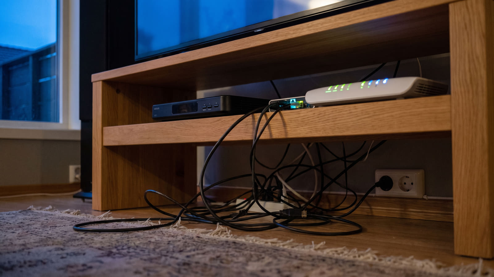 Leie av fysiske TV-bokser og rutere utgjør ofte en skjult kostnad. Flere velger nå å droppe dekoderen for å strømme innholdet direkte via app for å spare penger.