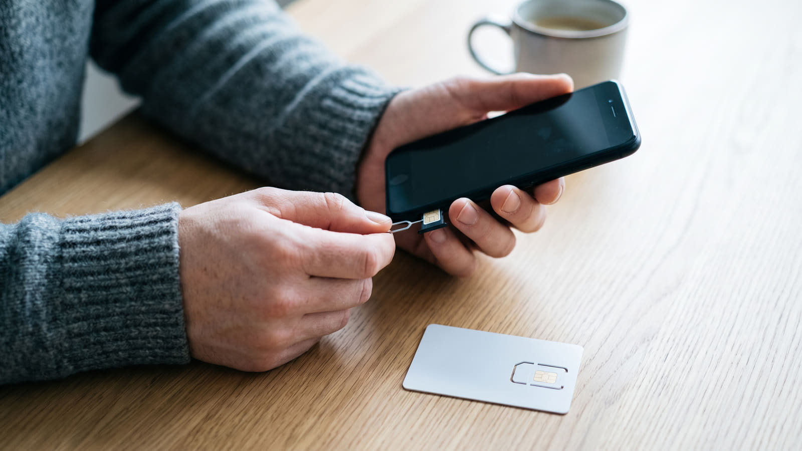 Bytte av mobiloperatør betyr nytt SIM-kort. Mange får sjokk av den første regningen, men årsaken er sjelden skjulte gebyrer – det skyldes normalt forhåndsbetaling.