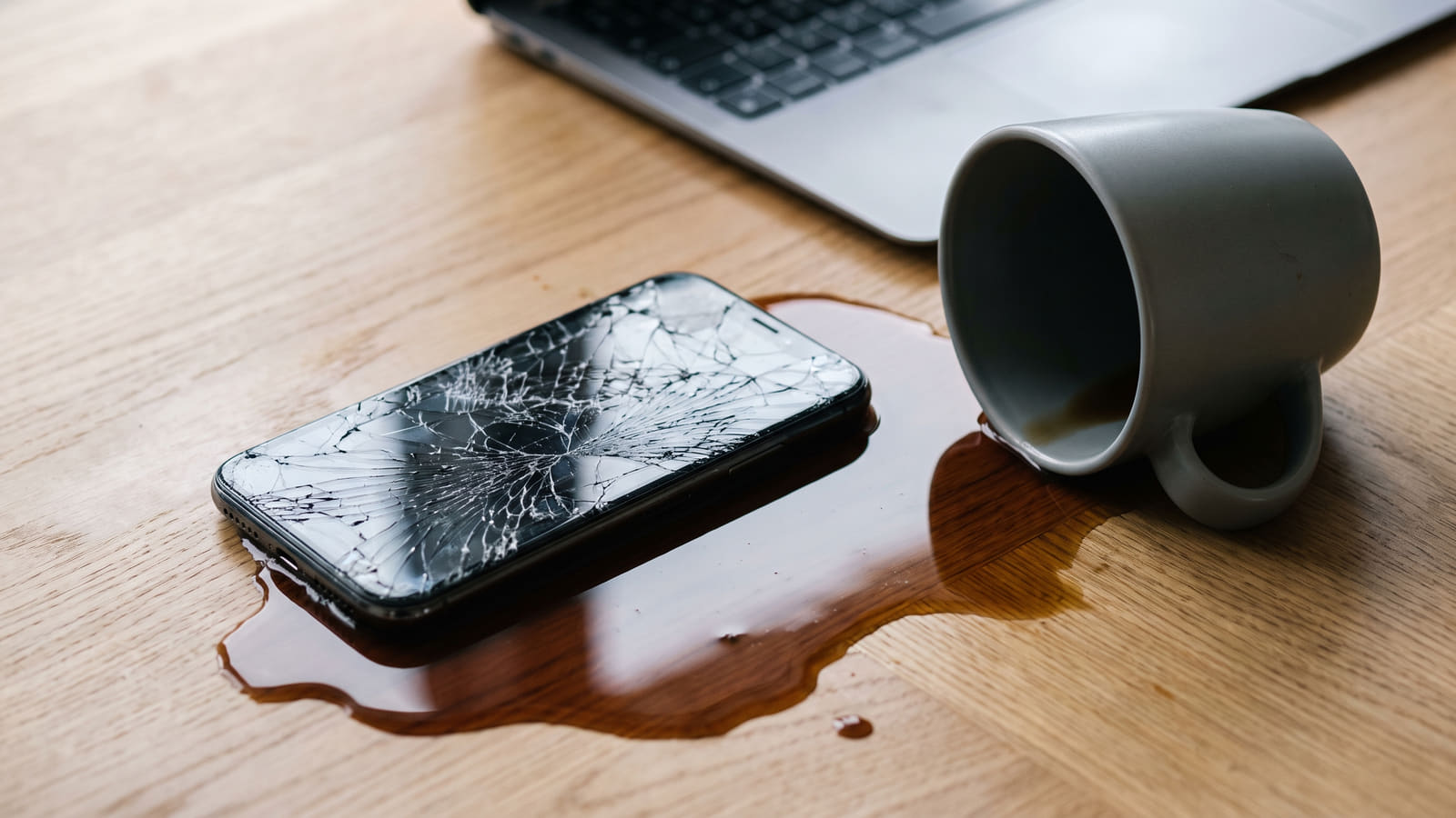 Kaffesøl og knuste skjermer dekkes sjelden av en standard innboforsikring. For å få erstatning ved slike hverdagsulykker, krever selskapene at du har en utvidet uhellsdekning.