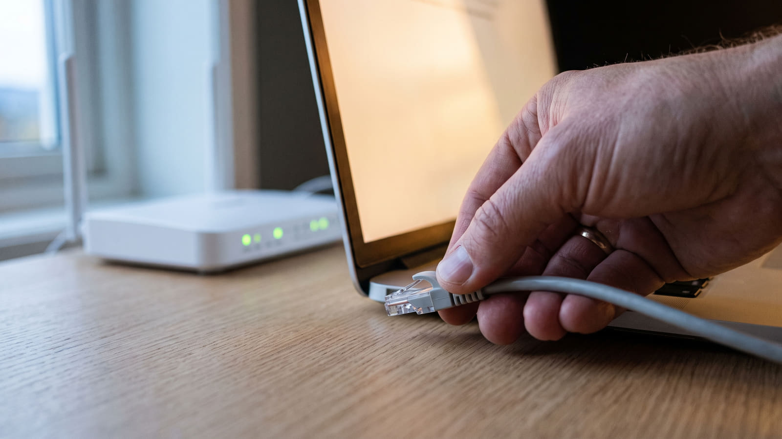 For å få et nøyaktig resultat av bredbåndshastigheten din, bør du alltid koble datamaskinen direkte til ruteren med en nettverkskabel før du kjører en hastighetstest.