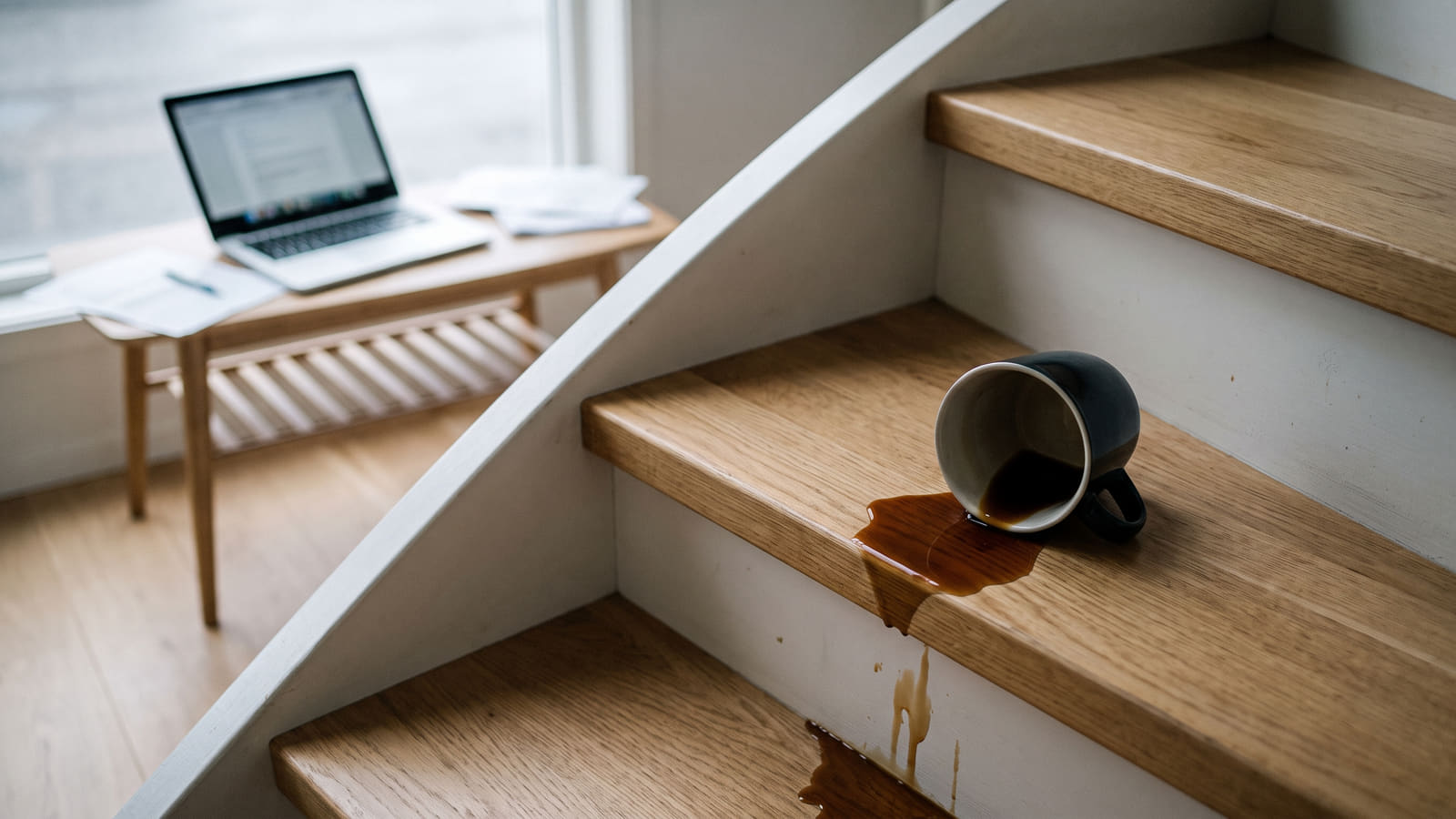 Skader i pauser på hjemmekontoret, som når du henter kaffe, dekkes ikke av arbeidsgivers yrkesskadeforsikring. En privat ulykkesforsikring tetter dette kritiske hullet.