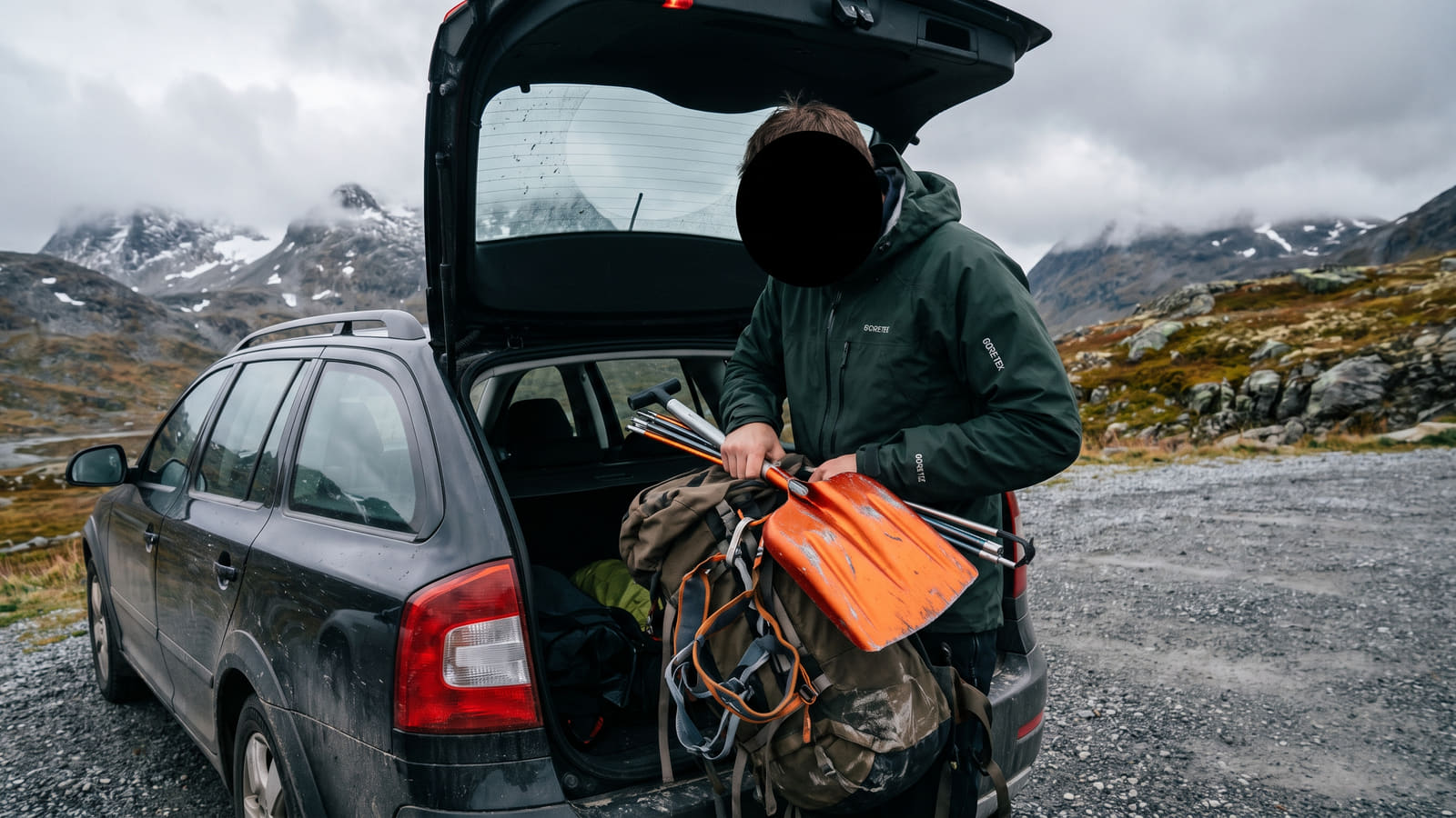 Skal du utenfor løypene eller høyt til fjells? Flere forsikringsselskaper krever at du har med skredutstyr for at ulykker skal dekkes. Sjekk vilkårene før du pakker sekken.