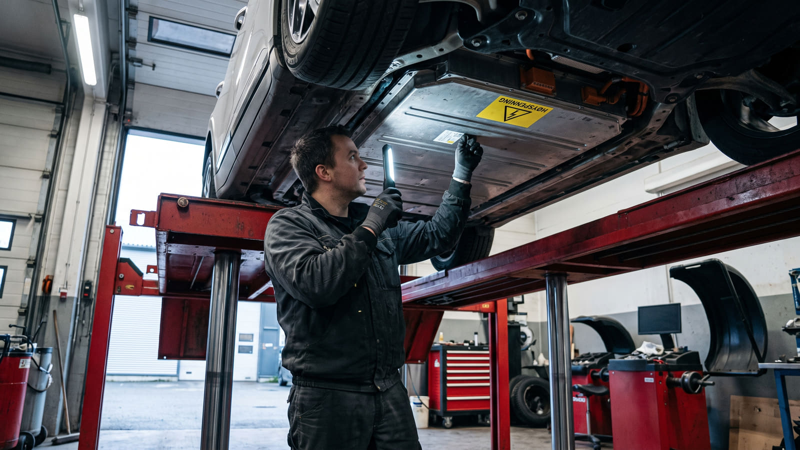 Når fabrikkgarantien på elbilbatteriet utløper, kan et havari bli en massiv økonomisk smell. Riktig maskinskadeforsikring er helt avgjørende for eldre elbiler.