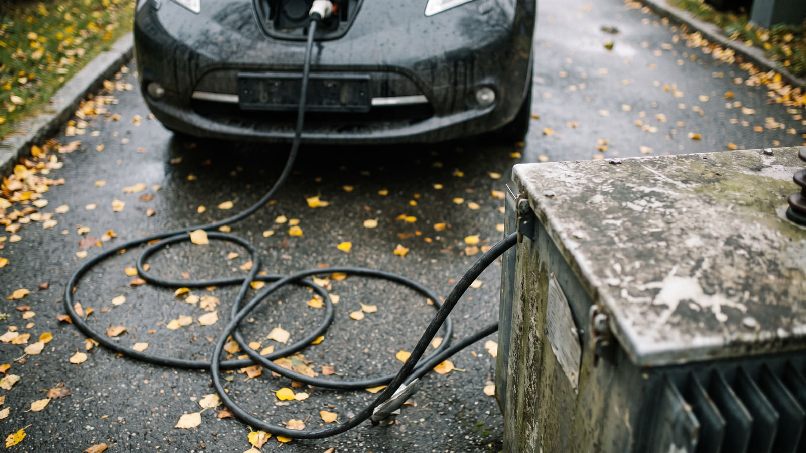 Eldre elbiler med spesiell ladeteknologi kan gi uventede forsikringssmeller. Sjekk om bilen din er overforsikret før maskinskadedekningen utløper.