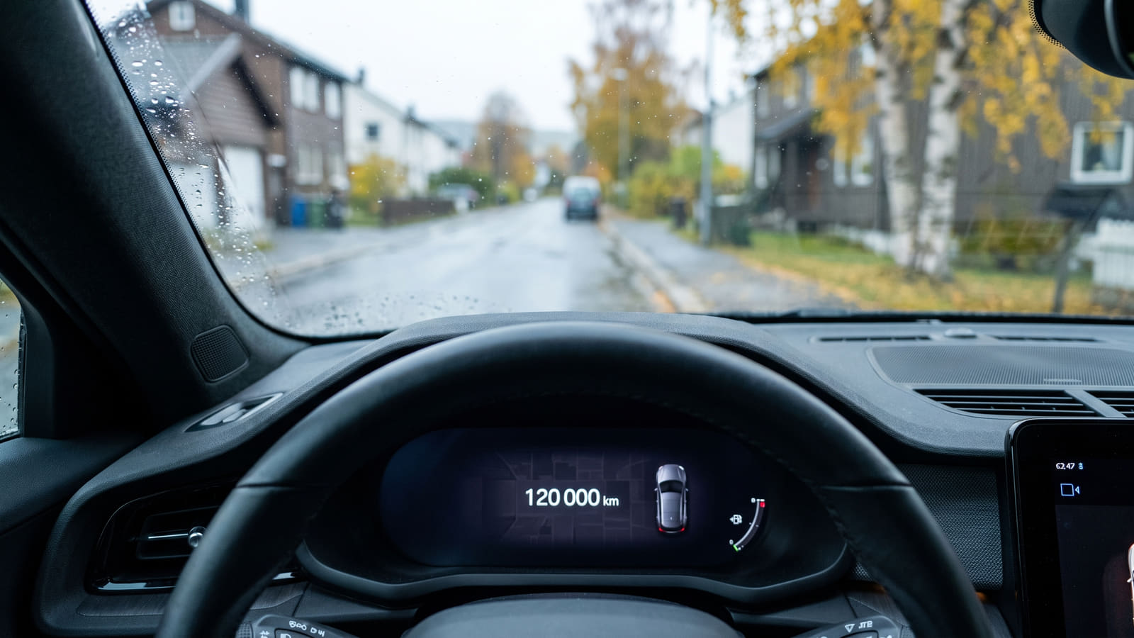 Når elbilen passerer magiske kilometergrenser, kan egenandelen ved maskinskade skyte i været. Sjekk forsikringsvilkårene før varmepumpen ryker.