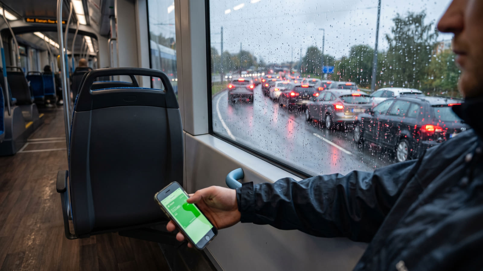 Med priskutt på kollektivtransport og høye bompengeutgifter, velger stadig flere pendlere å la bilen stå i rushtrafikken. Det kan spare deg for tusenlapper i måneden.
