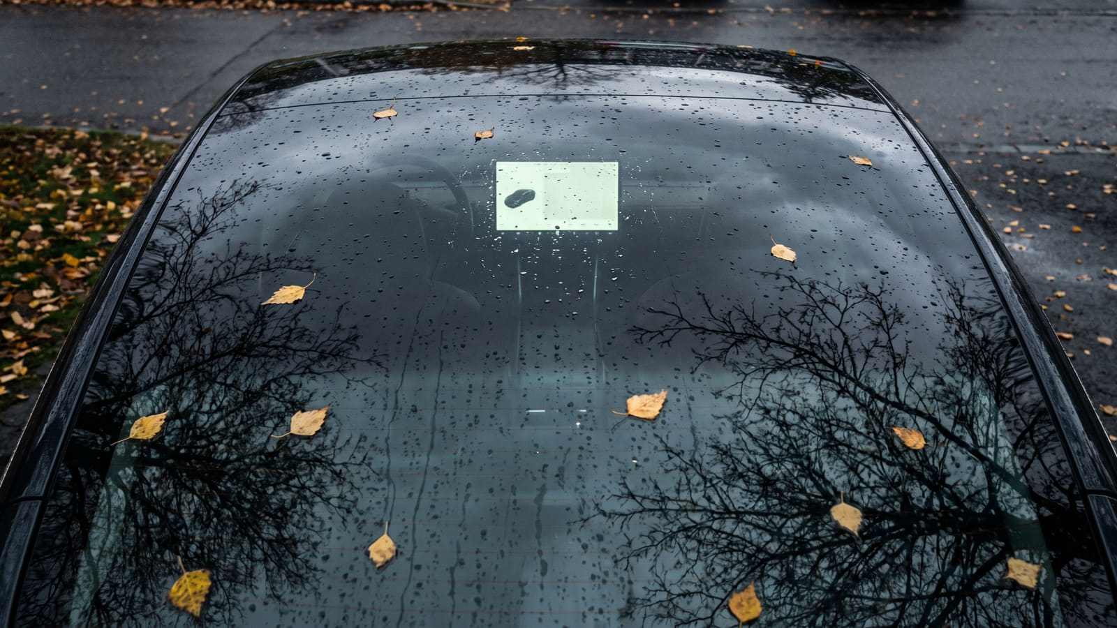 Når fabrikkgarantien på din Tesla Model 3 utløper, kan en plutselig maskinskade bli svært kostbar. Sjekk vilkårene nøye før uhellet er ute.