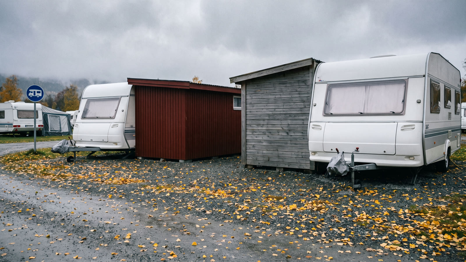 Myndighetene stiller strenge krav til brannavstand for stasjonære campingvogner og spikertelt. Brytes 4-metersregelen, risikerer du at forsikringen ikke gjelder ved brann.