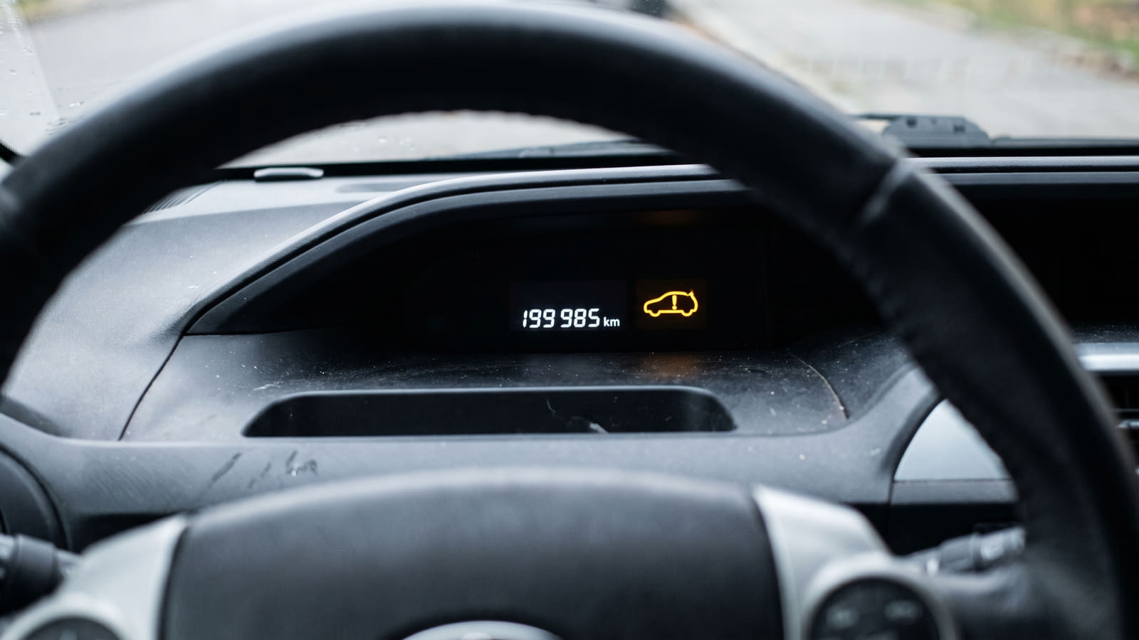 Skal du forsikre Toyota Auris? Les hvordan du unngår dyre batteriskader og se hvilke selskaper som har de beste vilkårene for hybridbatterier.
