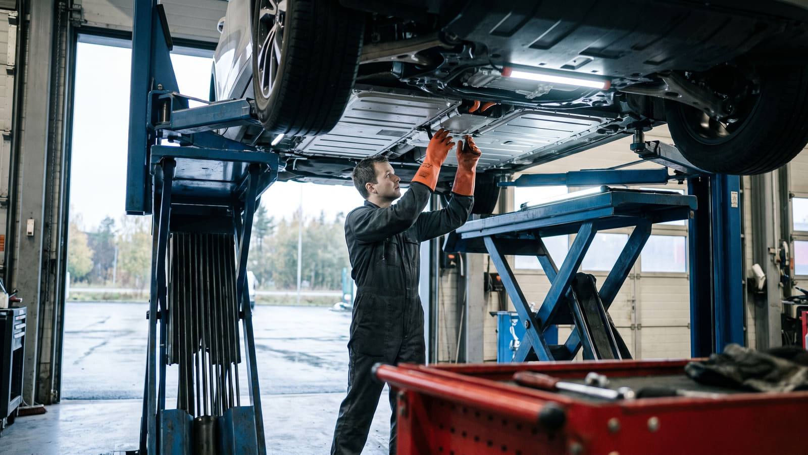 Skal du velge bensin eller elbil i 2026? Vi avslører de skjulte kostnadene ved forsikring og avgifter, og viser deg hvordan du får den beste totaløkonomien.